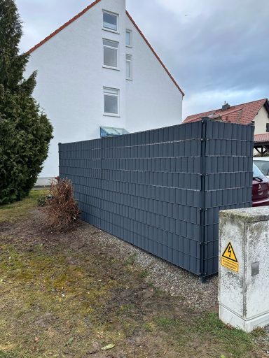 Mülltonneneinhausung mit Sichtschutz